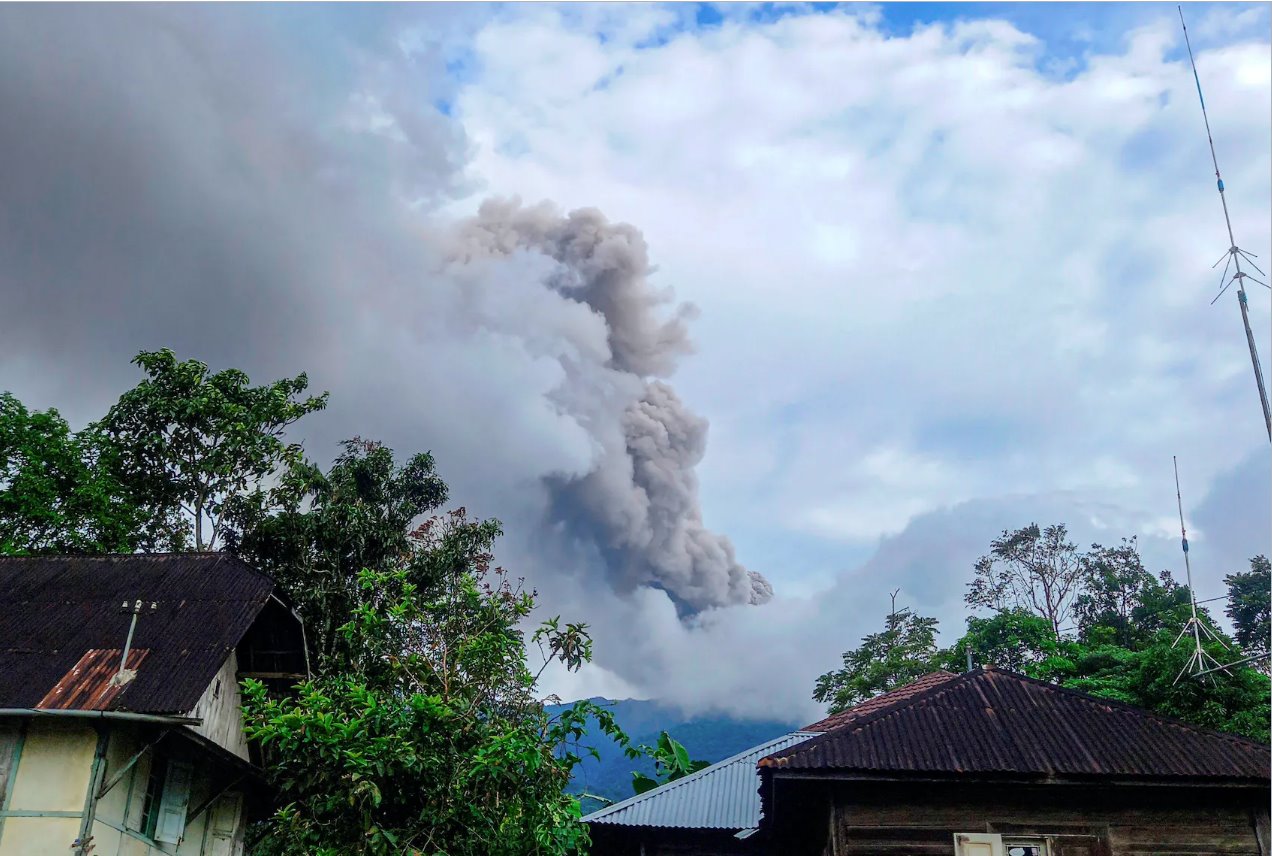 印度尼西亚火山喷发11名登山者死亡 3名幸存者被发现