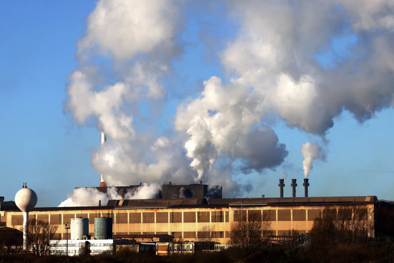 2023年1月19日，法国敦刻尔克港一家工厂的烟囱冒出浓烟。