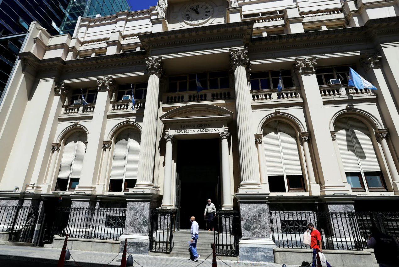 阿根廷总统米雷任命包西利为新任央行行长