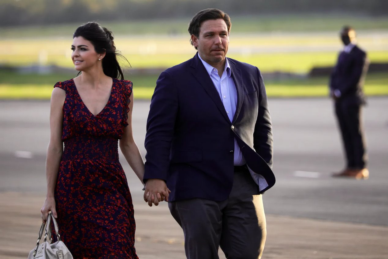 佛罗里达州州长罗恩·德桑蒂斯和他的妻子凯西·德桑蒂斯于2020年10月23日在美国佛罗里达州奥卡拉的奥卡拉国际机场散步。