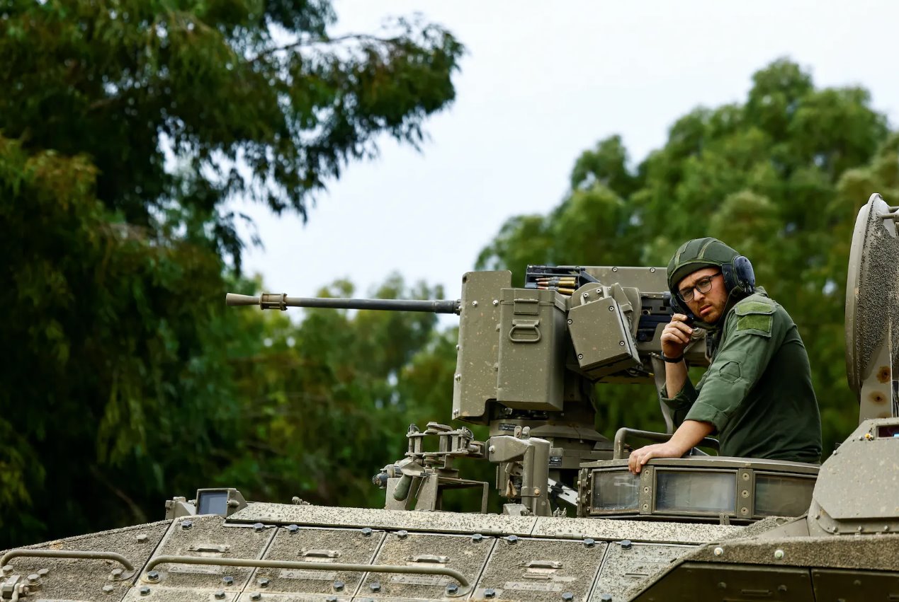 以色列哈马斯冲突持续，以色列士兵在纳哈尔奥兹基布兹和以色列与加沙边境附近操作纳梅尔装甲运兵车(APC)