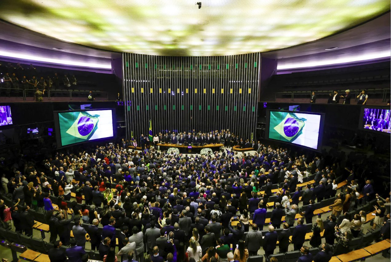 12月20日，巴西总统卢拉在巴西首都巴西利亚出席国民代表大会，出席颁布新税制改革的会议。