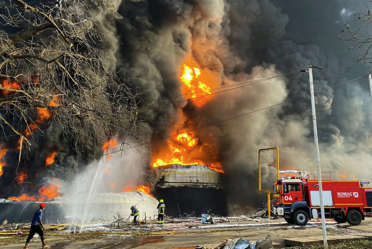 2023年12月18日，几内亚科纳克里的一个石油码头发生爆炸