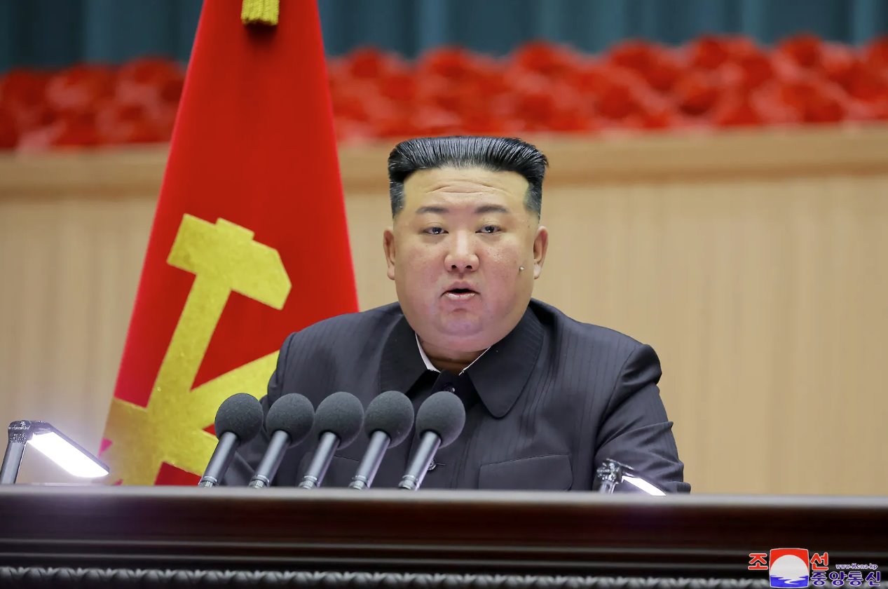 朝鲜中央通讯社于2023年12月5日发布的这张照片显示，朝鲜领导人金正恩在平壤举行的第五届全国母亲会议上发表讲话。