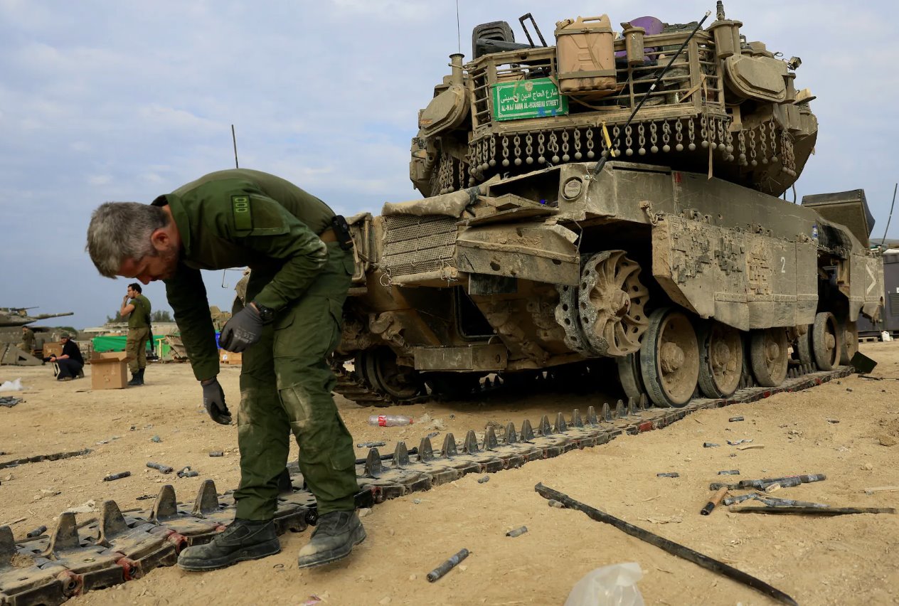 2023年12月28日，在以色列南部以色列和加沙边境附近，以色列士兵正在修理坦克。