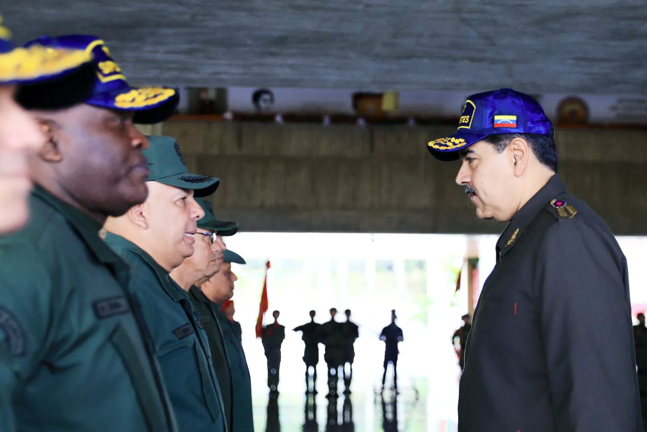 委内瑞拉总统尼古拉斯·马杜罗于2023年12月28日在委内瑞拉加拉加斯会见国防部军事人员