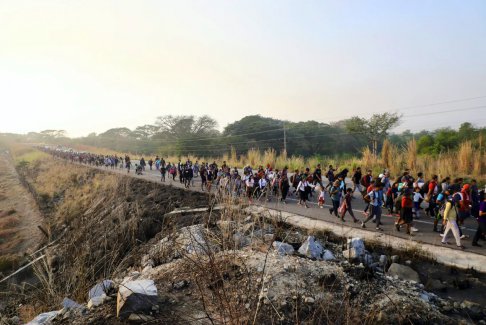 墨西哥移民大篷车 沮丧的移民抱怨签证延误
