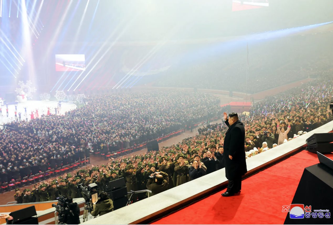 朝中社于2024年1月1日发布的这张照片显示，朝鲜领导人金正恩出席在朝鲜平壤5月1日体育场举行的2024年新年盛大演出。