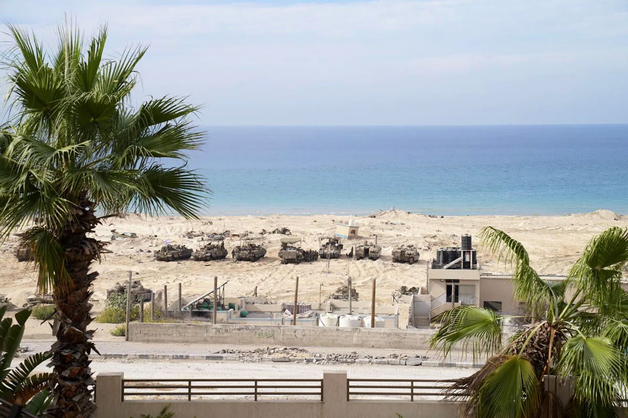 以色列军队正在加沙地带对巴勒斯坦伊斯兰组织哈马斯进行地面行动，以色列军车在海滩上排成一排。