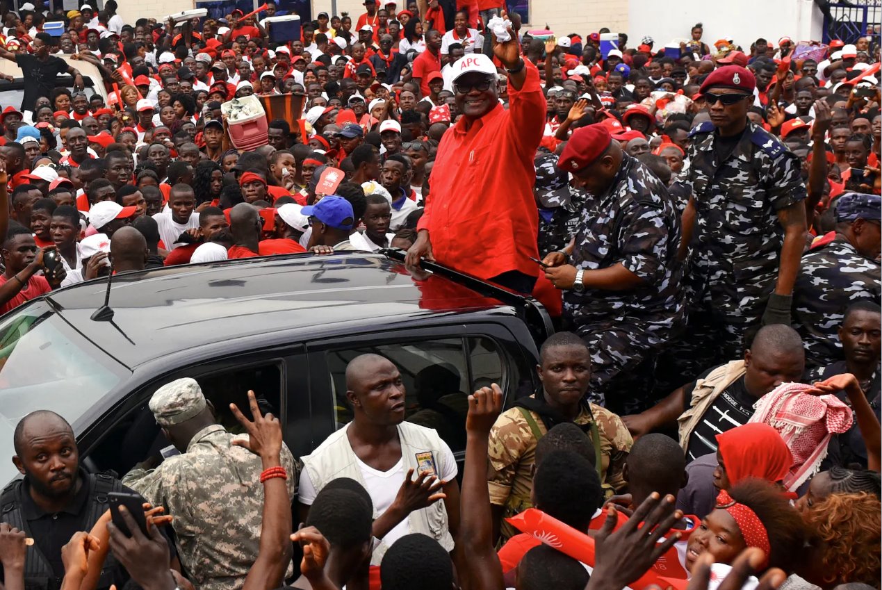 2018年3月5日，塞拉利昂总统欧内斯特·巴伊·科罗马在3月7日总统选举前的集会上向执政的全国人民大会党(APC)的支持者挥手致意。