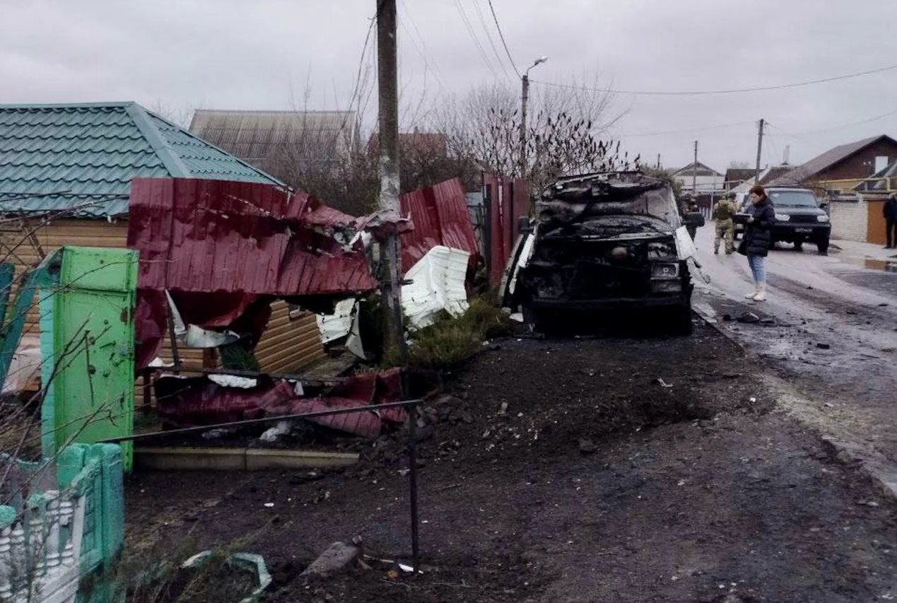 2024年1月2日发布的这张照片显示，地方当局称乌克兰对俄罗斯别尔哥罗德地区发动军事袭击后，一辆受损的车辆和建筑。