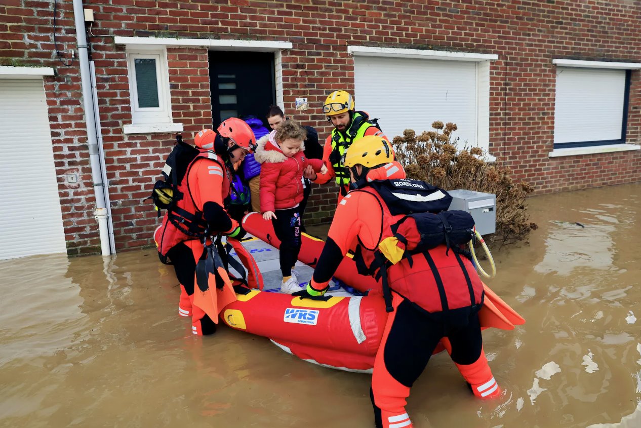 2024年1月3日，法国北部大雨引发洪水，圣奥梅尔附近的阿尔克斯阿河泛滥，法国民事安全救援队成员乘船疏散当地居民。