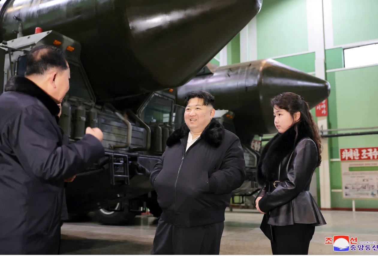 朝鲜中央通讯社(KCNA)于2024年1月5日发布的这张照片显示，朝鲜领导人金正恩在女儿金珠爱(KimJuAe)的陪同下参观了一家军车生产工厂。