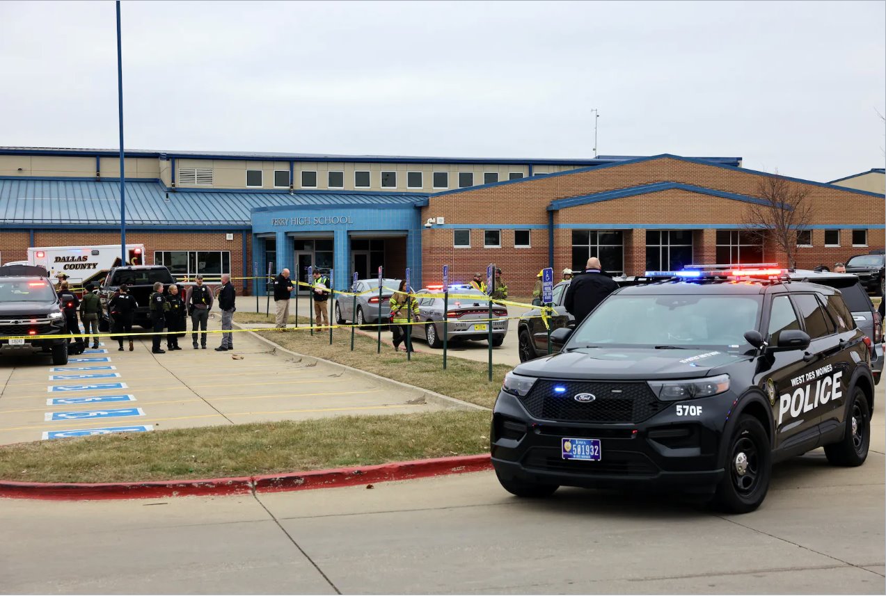 2024年1月4日，执法人员在美国爱荷华州佩里市佩里高中的枪击现场工作。