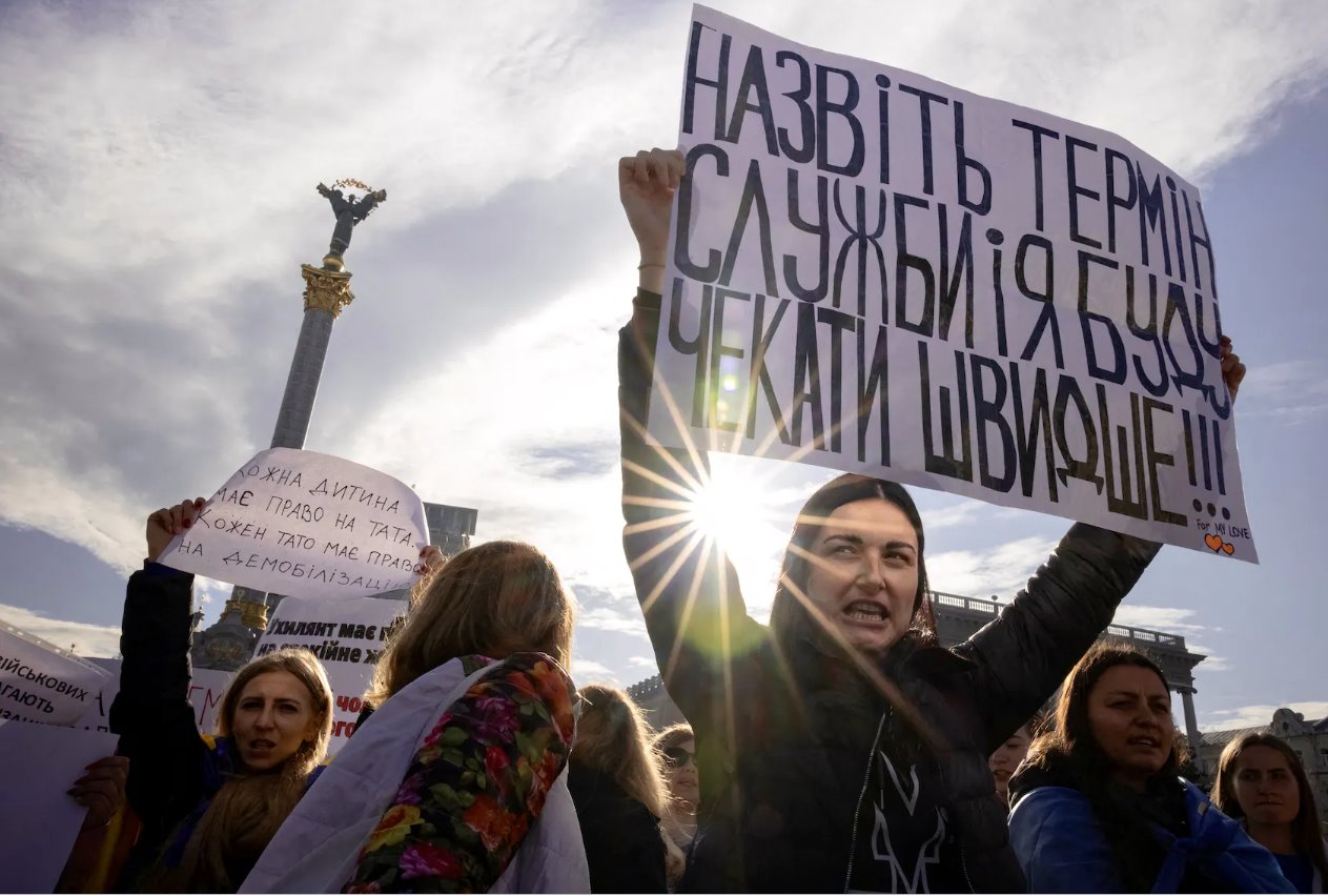 2023年10月27日，基辅有家人在乌克兰武装部队服役的妇女举着标语牌，呼吁立法规范现役军人的服役期限和士兵轮换的频率。