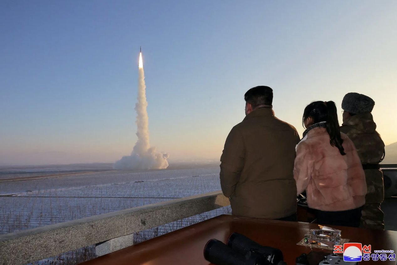 在朝鲜中央通讯社发布的这张照片中，朝鲜领导人金正恩在朝鲜所说的2023年12月18日在未知地点进行的演习中看到了火星18洲际弹道导弹的发射。