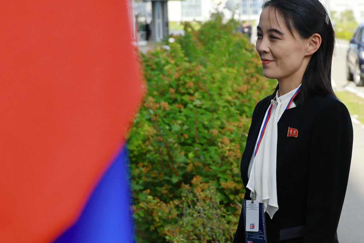 2023年9月13日，俄罗斯远东阿穆尔地区，朝鲜领导人金正恩的妹妹金与正抵达俄罗斯总统弗拉基米尔·普京与朝鲜领导人金正恩会晤前的东方机场。