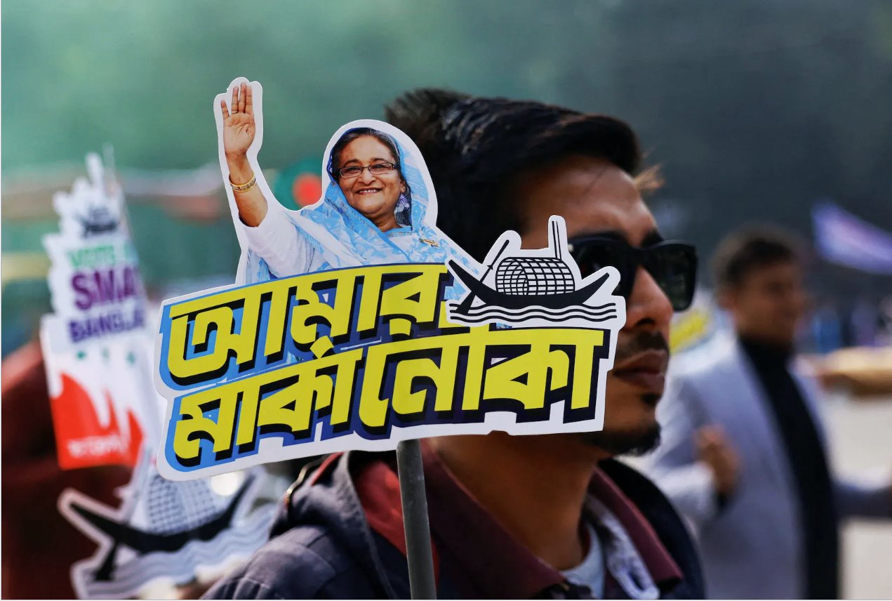 2024年1月4日孟加拉国达卡大选前，达卡大学的一名学生举着总理谢赫·哈西娜的标语牌，庆祝孟加拉国查特拉联盟（孟加拉国人民联盟的学生组织）成立日。