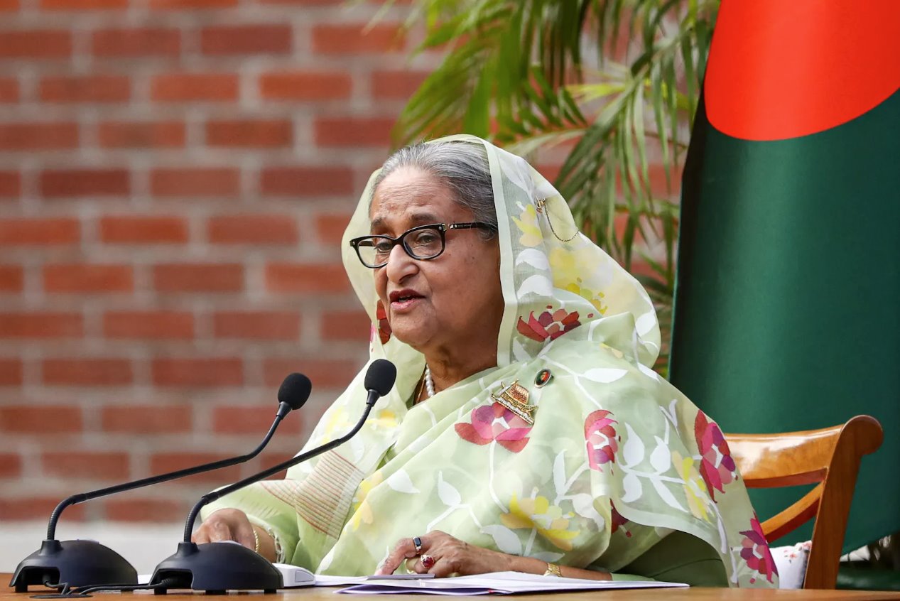 2024年1月8日，孟加拉国新当选总理兼孟加拉国人民联盟主席谢赫·哈西娜在孟加拉国达卡总理官邸与外国观察员和记者会面时发表讲话。