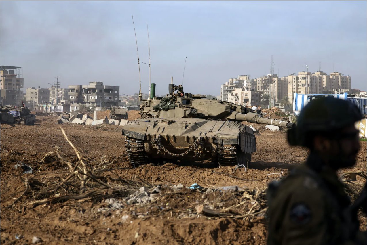 2024年1月8日，在加沙，以色列和巴勒斯坦伊斯兰组织哈马斯之间持续发生冲突，一名以色列士兵在坦克上观看以色列士兵的行动。