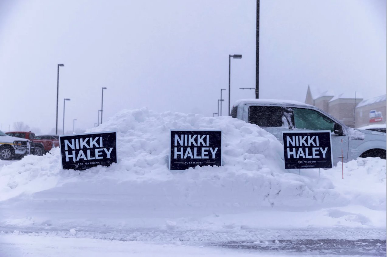 2024年1月9日，在美国爱荷华州沃基举行的爱荷华州党团会议投票之前，共和党总统候选人、前美国驻联合国大使妮基·哈利(NikkiHaley)的竞选标语悬挂在米奇爱尔兰酒吧外。