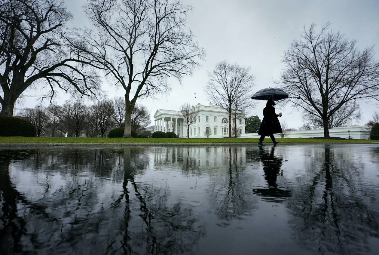 2024年1月9日，美国华盛顿，一个下着大雨的早晨，一名上班的记者沿着车道朝白宫走去。