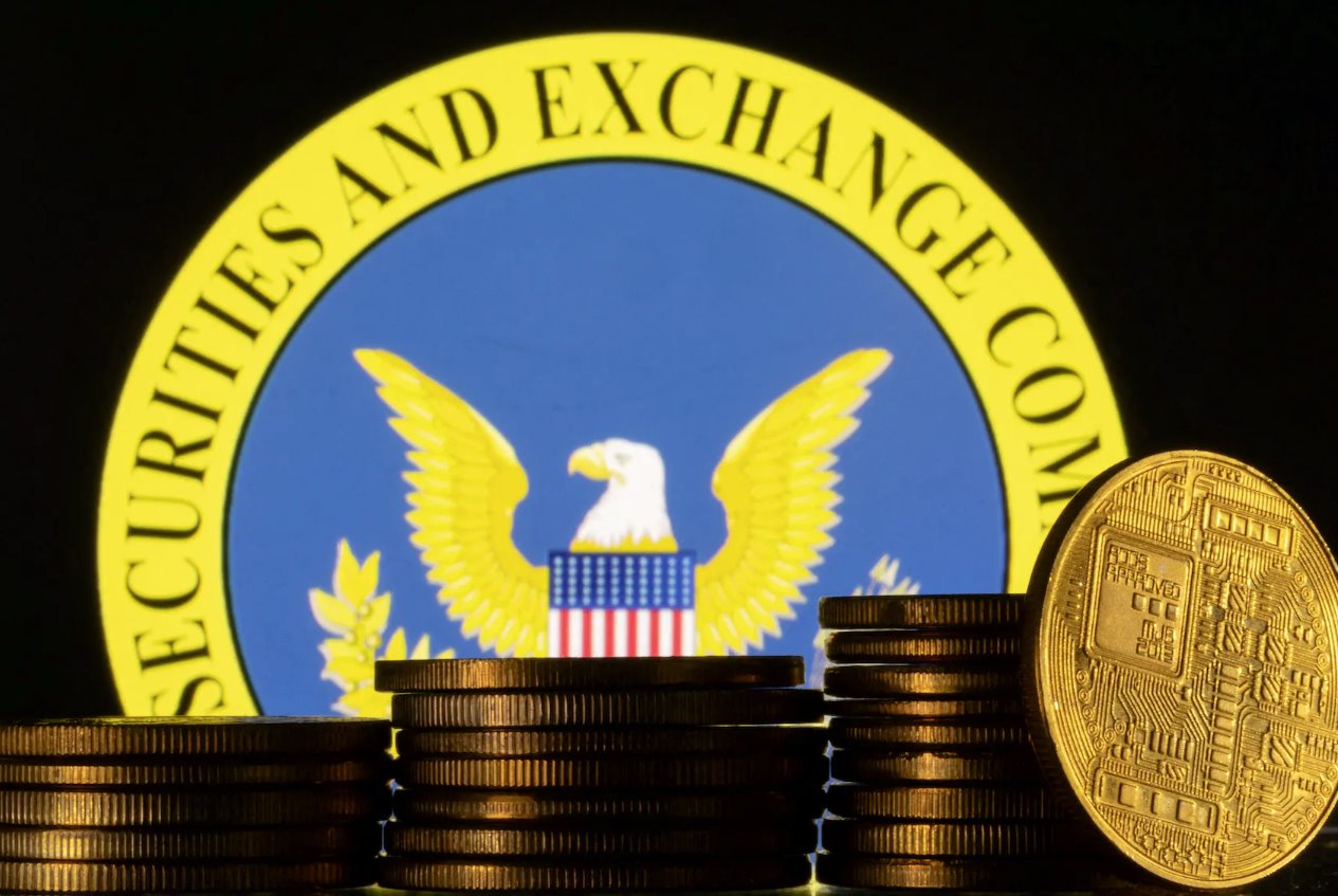 这张2023年6月6日拍摄的插图中可以看到美国证券交易委员会的徽标和加密货币的表示。