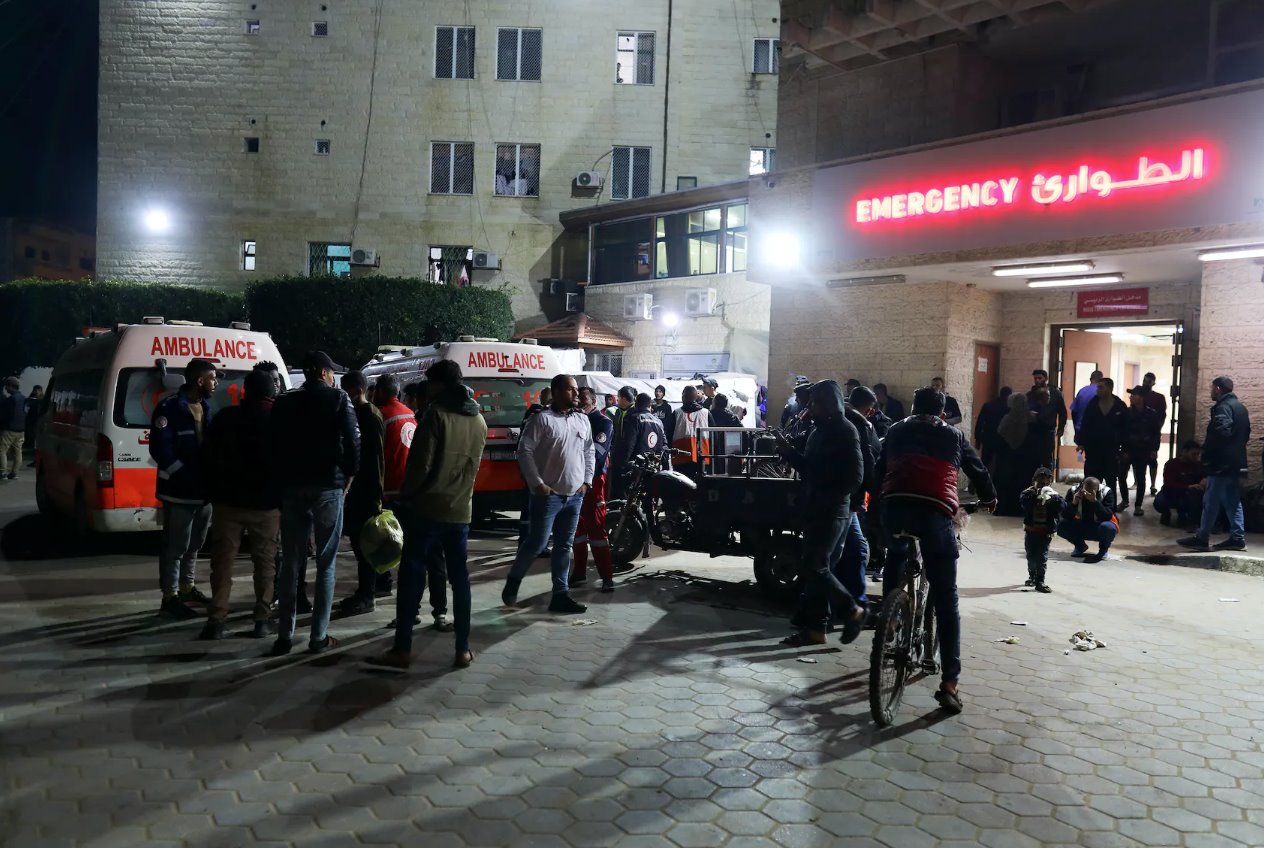 据红新月会称，2024年1月10日，在加沙地带中部的代尔巴拉赫，巴勒斯坦红新月会的几名成员因以色列袭击撞上了一辆救护车而丧生，随后人们聚集在一起。