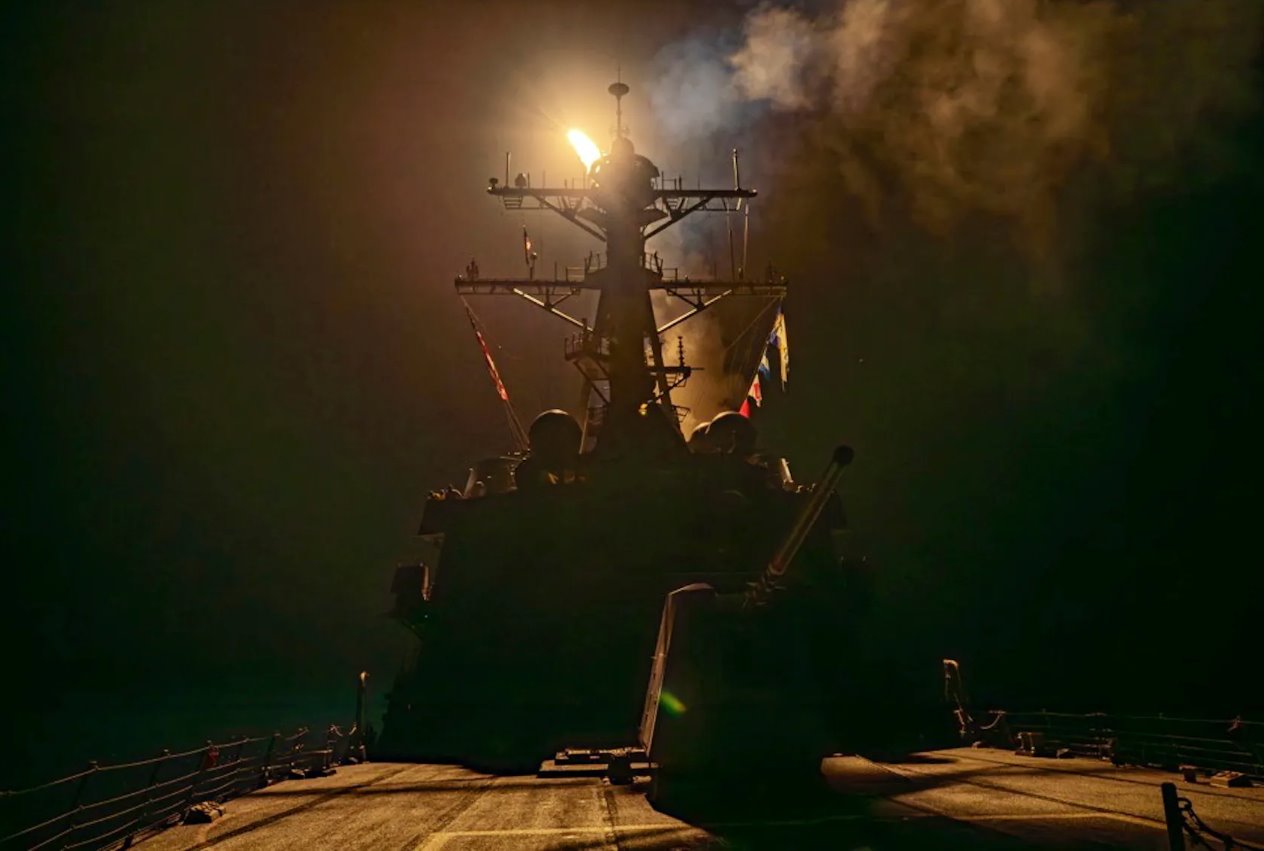 在美国领导的联军针对也门军事目标的行动中，一枚导弹从军舰上发射，目标是伊朗支持的胡塞民兵，该民兵一直在红海瞄准国际航运，从一个秘密地点发布的这张讲义图片2024年1月12日。