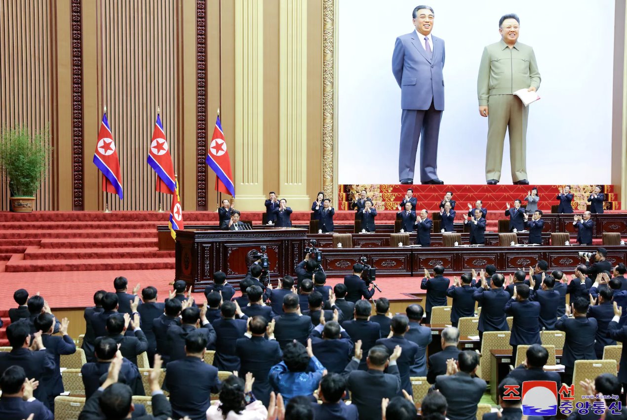 朝鲜领导人金正恩于2024年1月15日在朝鲜平壤万寿台议会厅出席朝鲜民主主义人民共和国第十四届最高人民会议第十次会议。