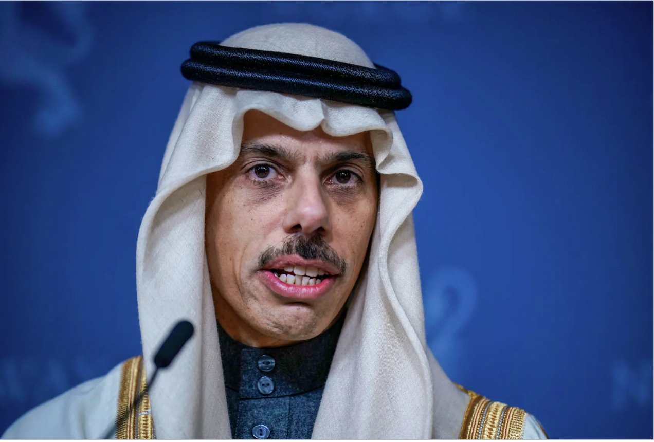 沙特阿拉伯外交部长费萨尔·本·法尔汉·阿勒沙特亲王于2023年12月15日在挪威奥斯陆政府代表机构与来自中东、北欧和比荷卢三国的外交部长就加沙局势举行会议后举行的新闻发布会上发表讲话。