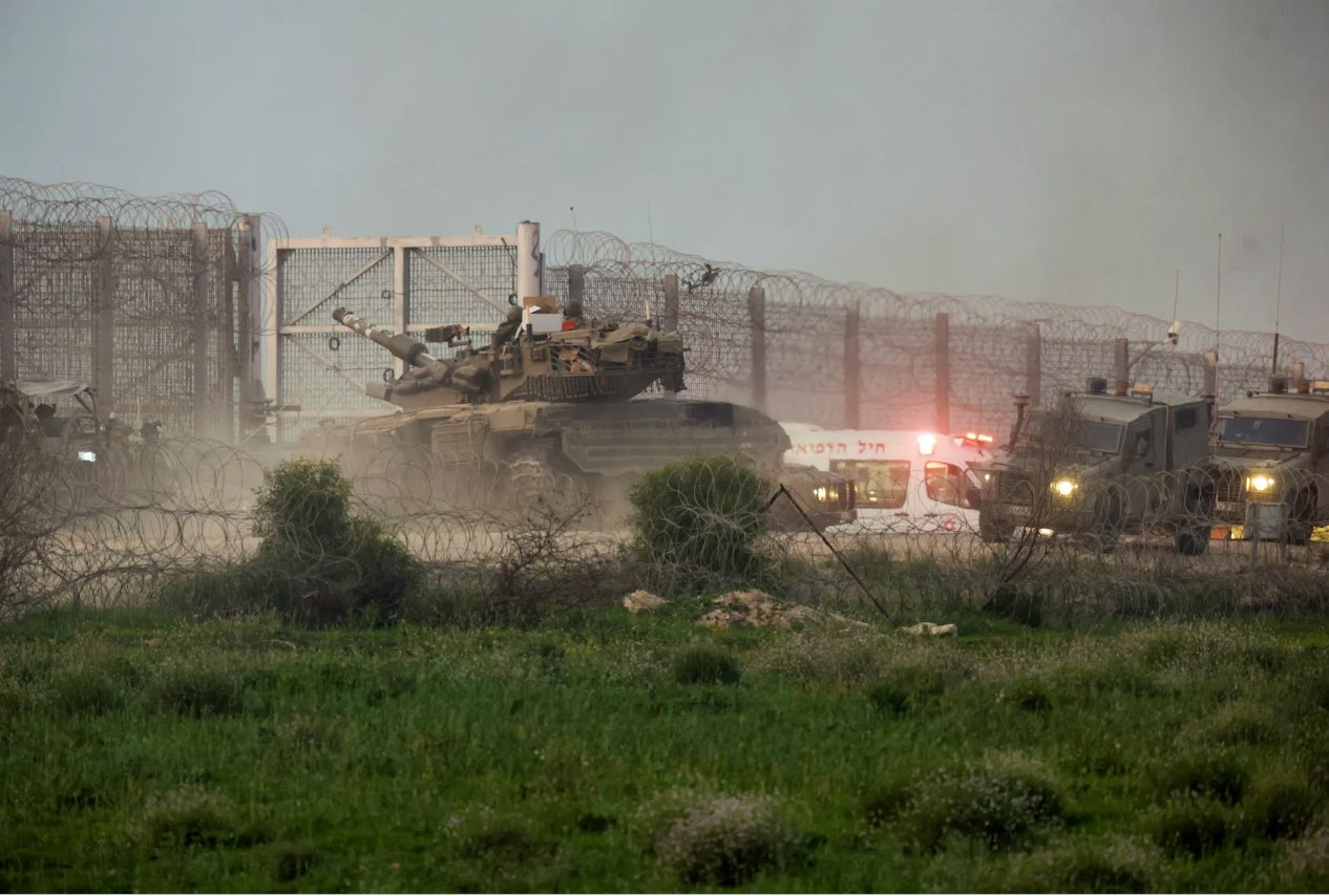 2024年1月22日，以色列和巴勒斯坦伊斯兰组织哈马斯之间持续冲突，一辆坦克沿着以色列和加沙边境围栏行驶。