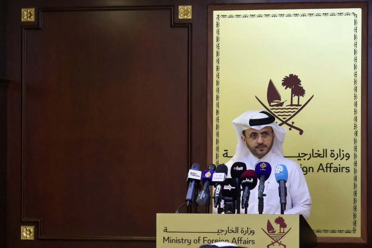 卡塔尔外交部发言人马吉德·安萨里 (Majed Al-Ansari) 于 2023 年 11 月 28 日在卡塔尔多哈举行每周简报会。