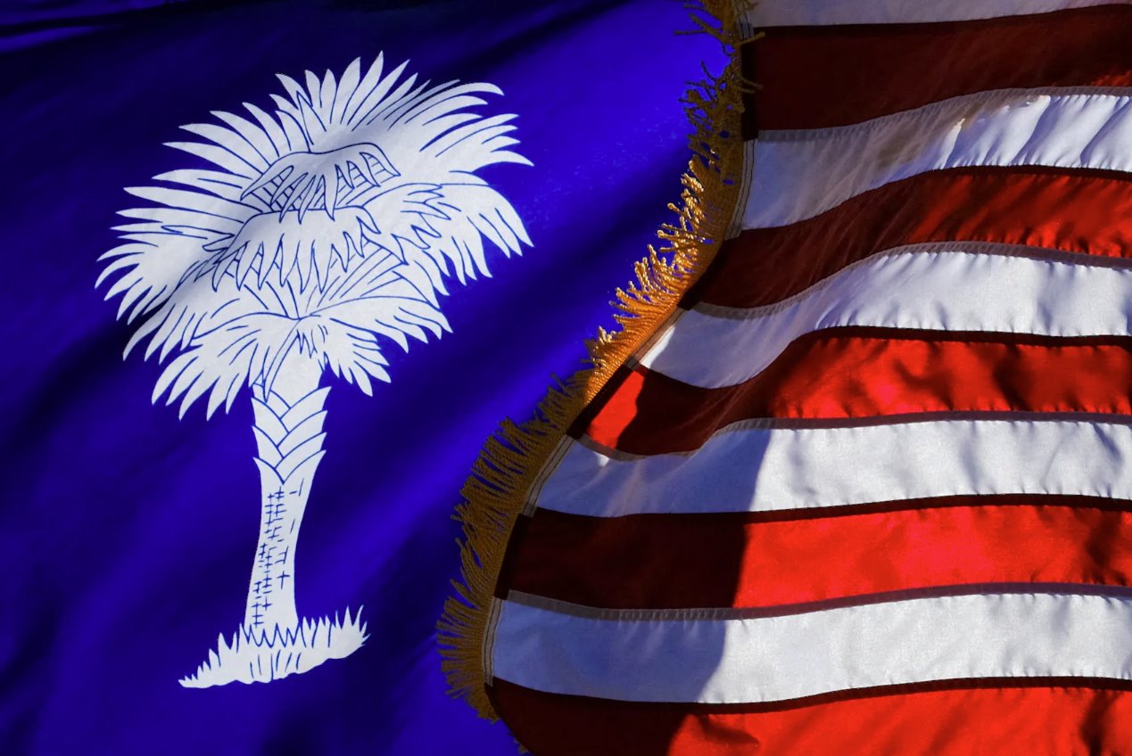 2024年1月13日，美国南卡罗来纳州约克市，南卡罗来纳州州旗和美国国旗在该州最古老的马丁·路德·金日游行中飘扬。