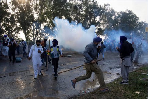 印度抗议农民与距新德里200公里外的安全部队发生冲