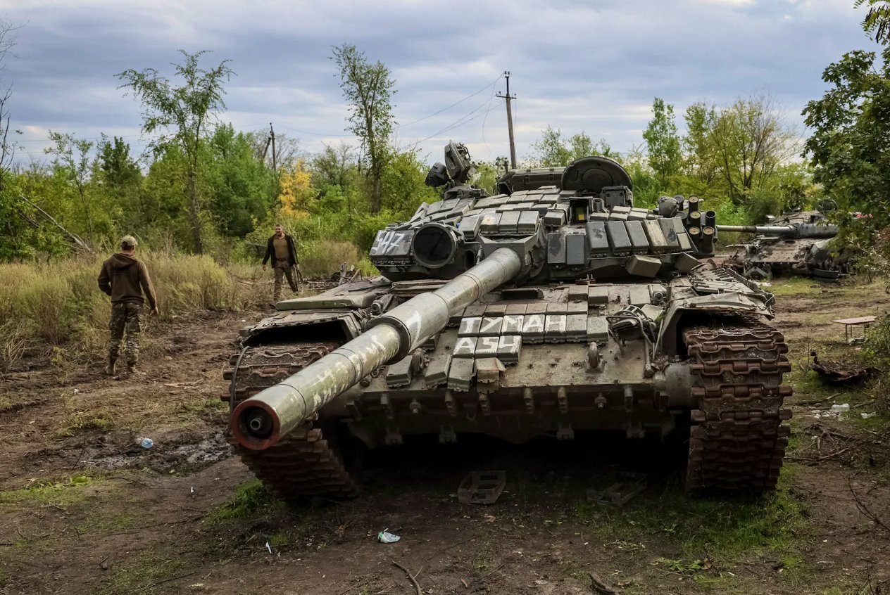 2022年9月20日，在乌克兰哈尔科夫地区，乌克兰武装部队最近解放了伊齐乌姆镇，乌克兰军人走近被摧毁的俄罗斯坦克，俄罗斯对乌克兰的攻击仍在继续。