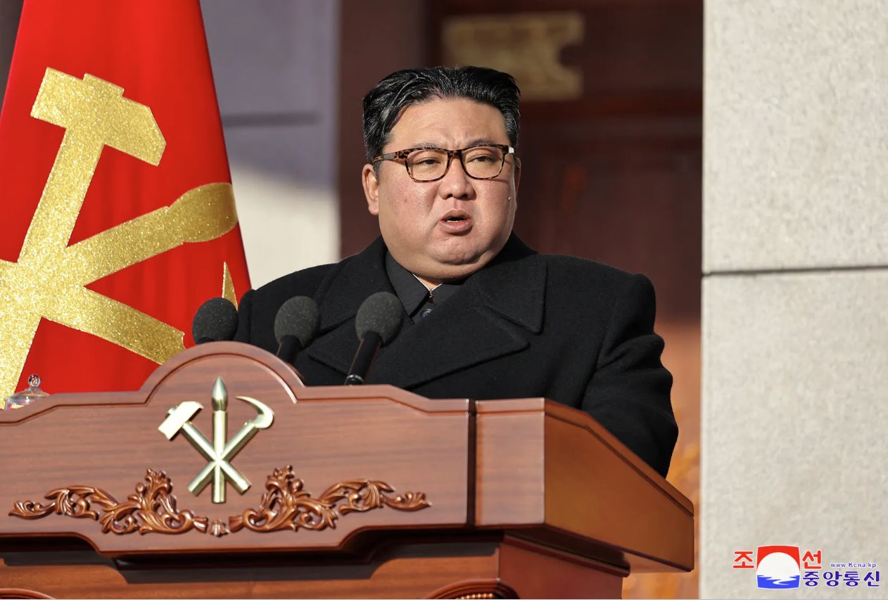 朝中社2024年2月9日发布的这张照片显示，朝鲜领导人金正恩在朝鲜平壤举行朝鲜人民军成立76周年之际访问国防部。