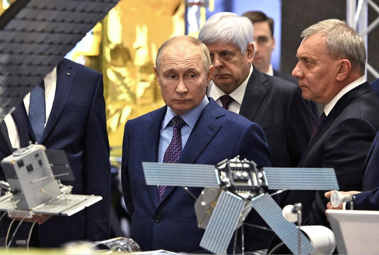 2023年10月26日，俄罗斯总统弗拉基米尔·普京在俄罗斯航天公司负责人尤里·鲍里索夫的陪同下参观了位于俄罗斯莫斯科郊外科罗廖夫的“能源”火箭航天公司中心。