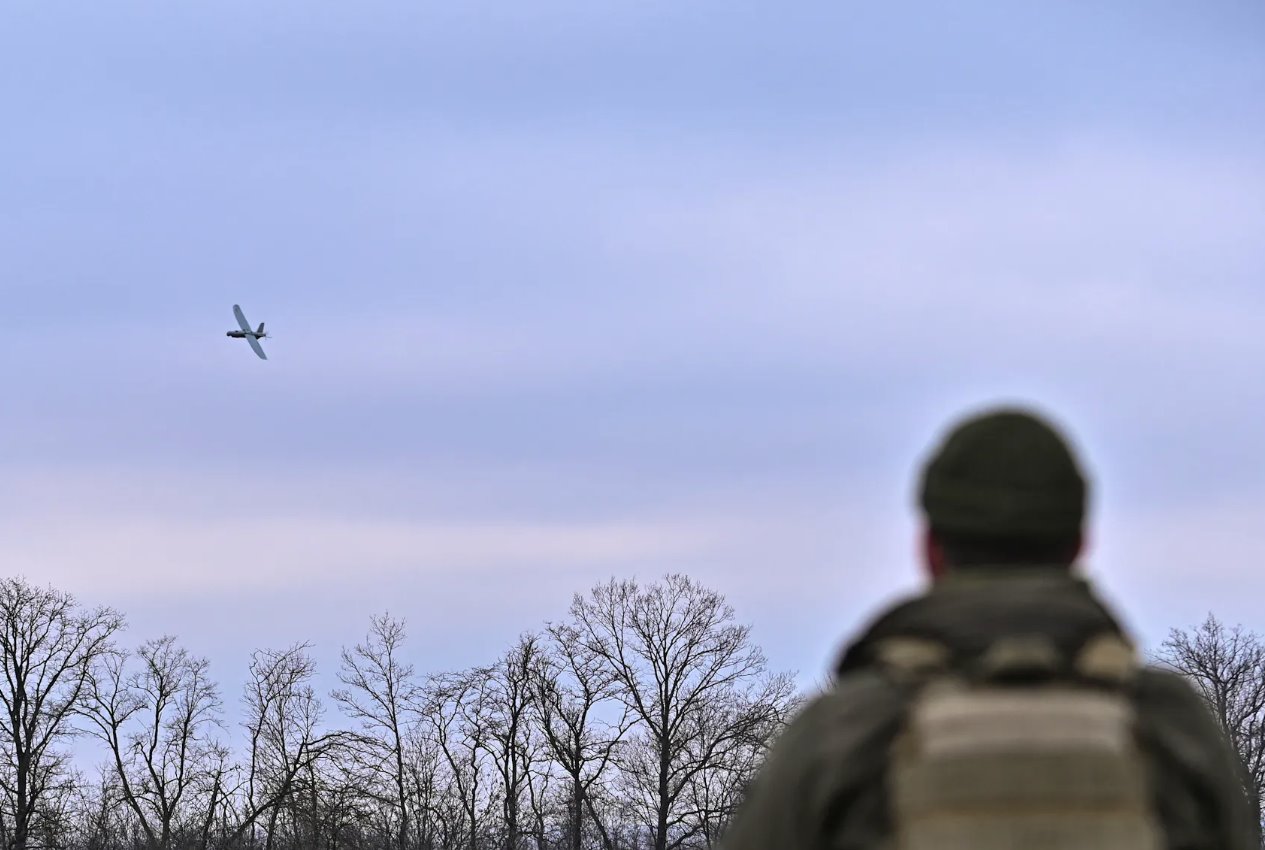 2024年2月15日，在乌克兰扎波罗热地区，一名乌克兰军人在俄罗斯攻击乌克兰的前线控制着一架Leleka侦察无人机。