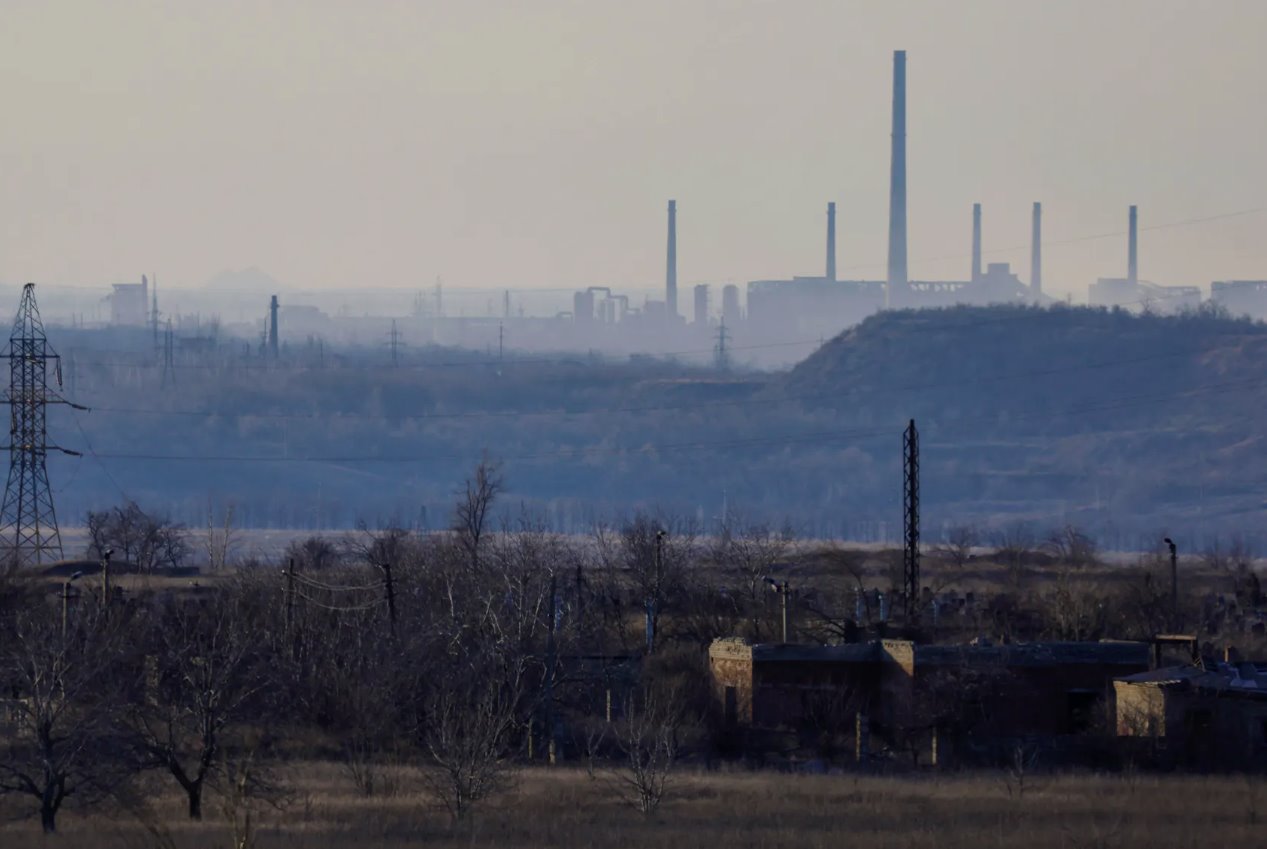 2024年2月15日，从俄罗斯控制的乌克兰顿涅茨克地区的亚西努瓦塔(Yasinovataya)看到的照片显示了俄罗斯和乌克兰冲突期间阿夫季夫卡镇阿夫季夫卡焦炭和化工厂附近的地区。