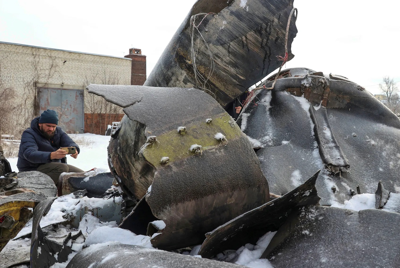 2024年1月6日，乌克兰哈尔科夫，一枚不明导弹的部件，乌克兰当局认为这枚导弹是在朝鲜制造的，并在本周早些时候俄罗斯对乌克兰的袭击中使用了该导弹。
