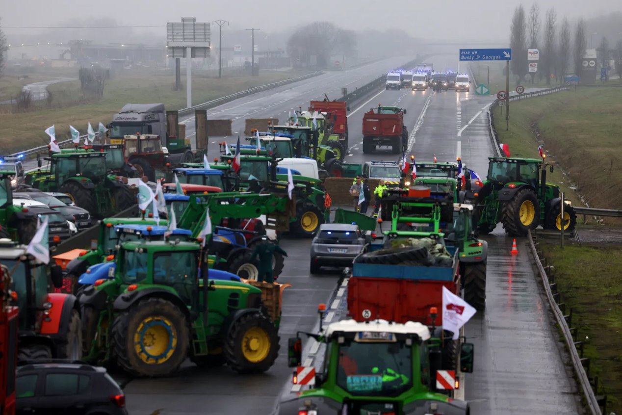 2024年2月1日，在法国巴黎附近的若西尼，法国农民使用拖拉机抗议价格压力、税收和绿色监管，这是欧洲各地农民共同的不满。