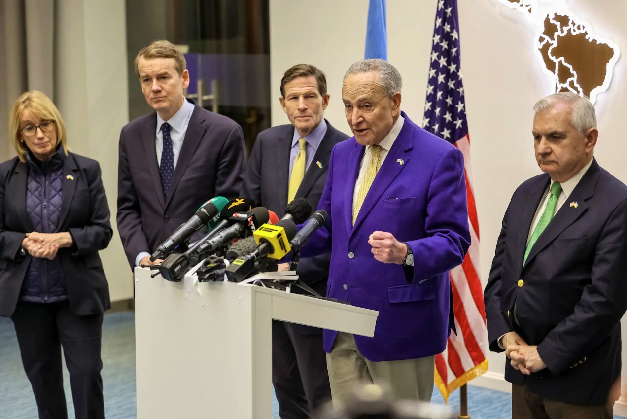 美国参议院多数党领袖出席联合新闻发布会，2024年2月23日，在俄罗斯袭击乌克兰期间，在乌克兰利沃夫举行的会议。