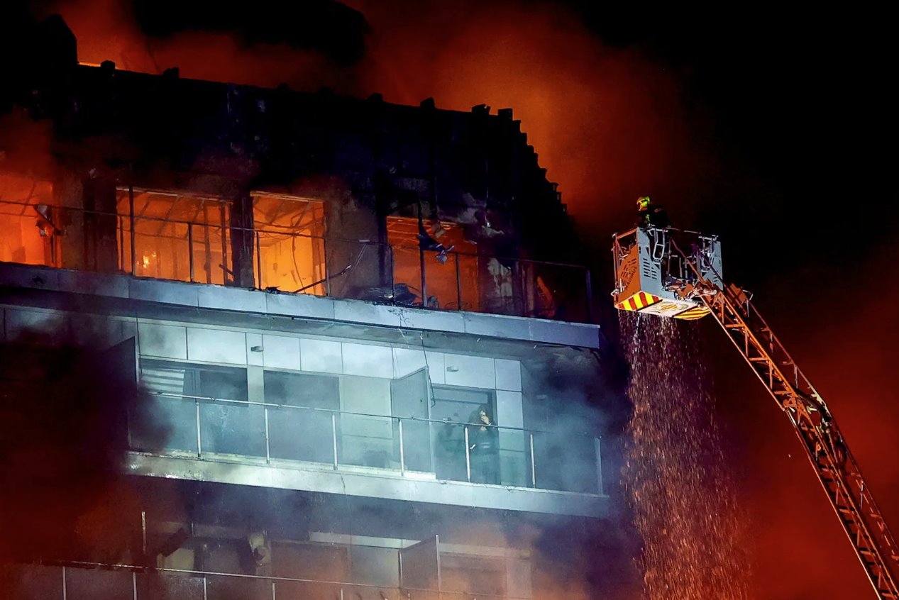 2024年2月22日，西班牙巴伦西亚一栋公寓楼发生火灾，一名男子正在等待消防员救出。