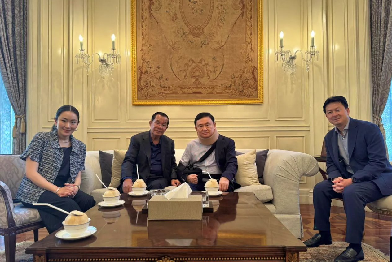 柬埔寨前首相洪森在2024年2月21日发布的这张讲义图片中与泰国前总理他信·西那瓦(ThaksinShinawatra)会面时在泰国曼谷会面合影。