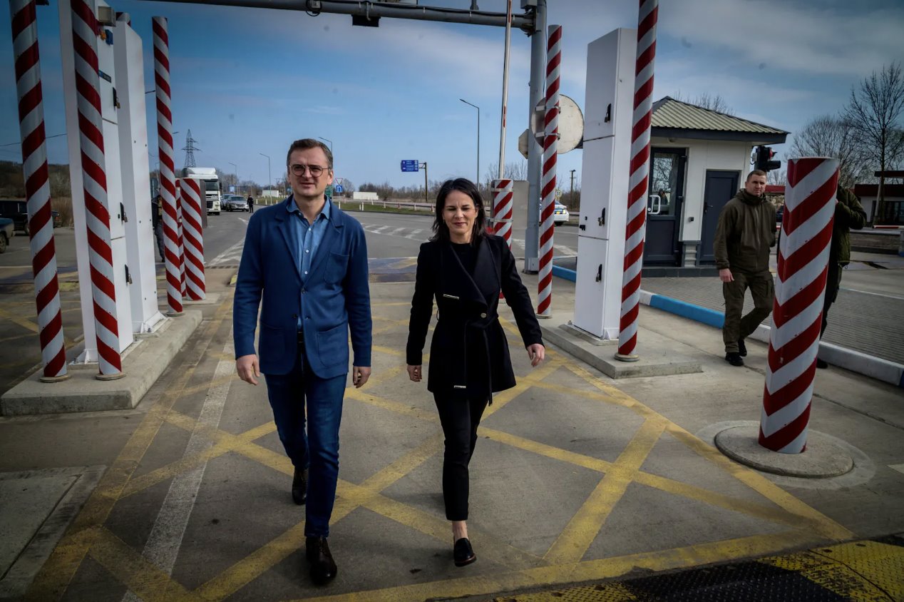 2024年2月24日，在乌克兰敖德萨地区，德国外交部长安娜莱娜·贝尔博克(AnnalenaBaerbock)和乌克兰外长德米特罗·库莱巴(DmytroKuleba)在俄乌战争两周年之际在乌克兰-摩尔多瓦边境过境点散步。