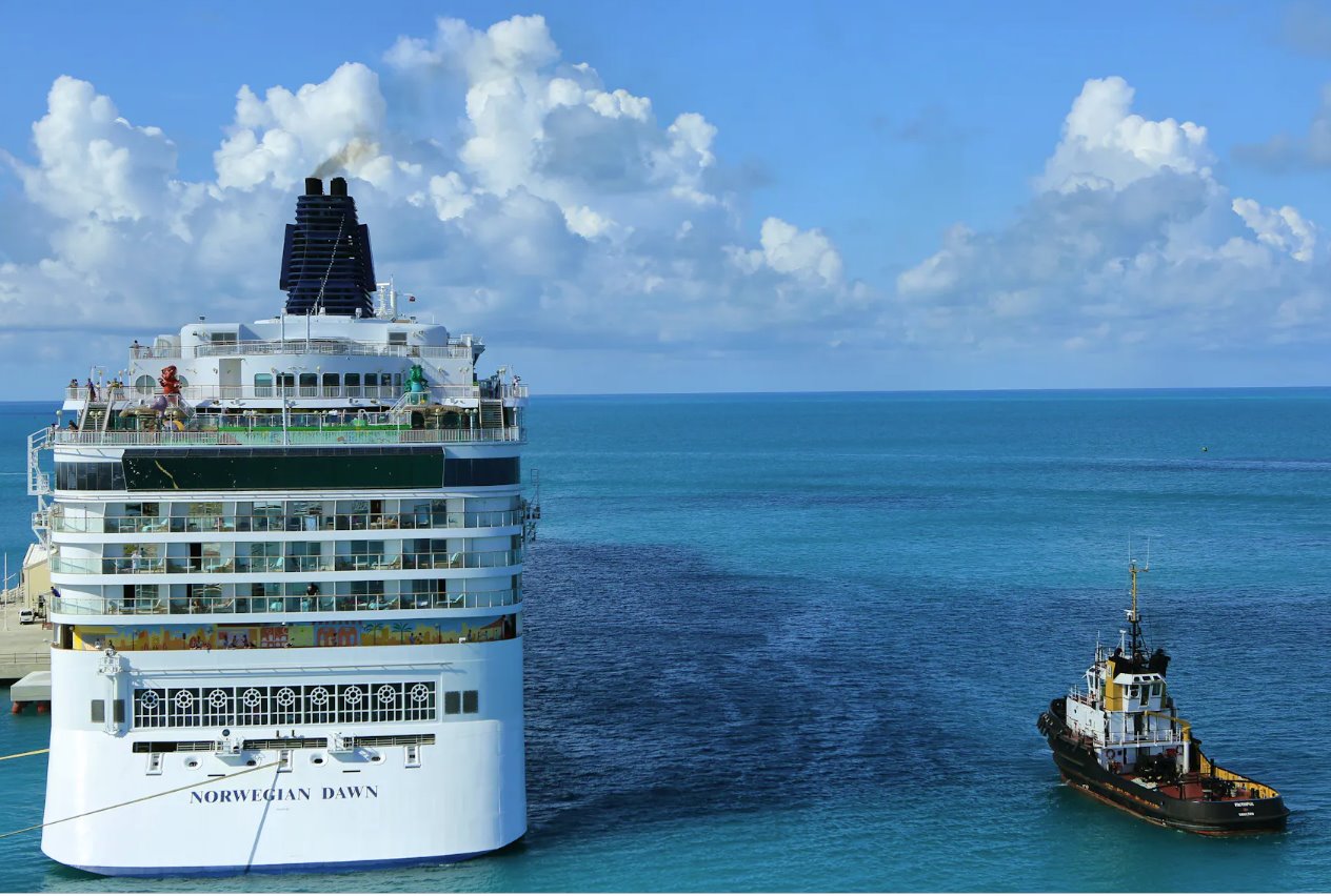 2013年7月16日，挪威邮轮公司“挪威黎明”号（左）从百慕大汉密尔顿港附近的皇家海军造船厂出发。
