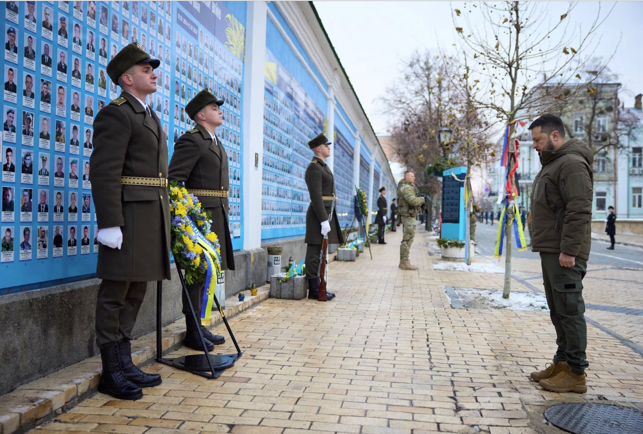乌克兰总统弗拉基米尔·泽连斯基于2023年12月6日在乌克兰基辅，在乌克兰武装部队日，在俄罗斯袭击乌克兰期间参观乌克兰阵亡捍卫者记忆墙。