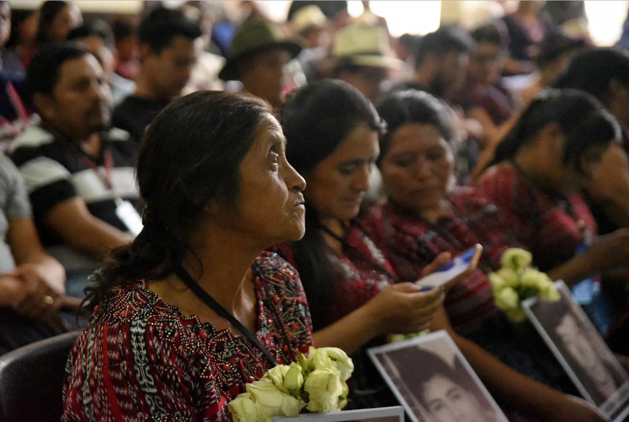 受害者亲属在危地马拉最高法院大楼的听证室里聆听对被指控军事人员的判决