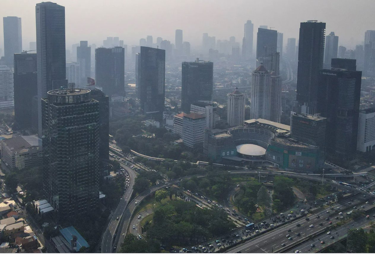 2023年8月23日，印度尼西亚雅加达早高峰时段，高层建筑笼罩在烟雾中。